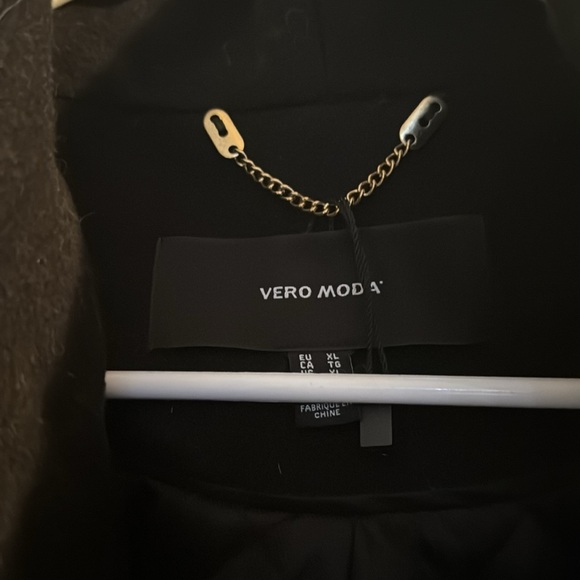 Beautiful coat - Picture 2 of 3